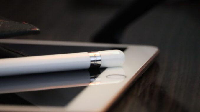 white and silver pen type vape