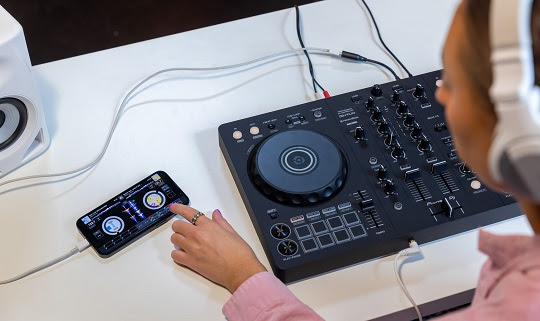 Rekordbox 4.0 - Pioneer DJ réinvente l'expérience DJ Pioneer DJ a récemment élevé sa gamme de contrôleurs DJ à un tout nouveau niveau et cette fois c'est l'application de DJ de Pioneer qui bénéfice d'une mise à jour substantielle avec la nouvelle version de Rekordbox 4.0. Disponible uniquement sur iOS pour le moment, Rekordbox 4.0 permet aux DJs de mixer et de contrôler leur musique à tout moment, même sans leur contrôleur habituel. De plus, la version 4.0 de Rekordbox apporte un lot de nouvelles fonctionnalités, y compris la possibilité de sélectionner ou mixer sa musique depuis les plateformes de streaming (Apple Music, Deezer, SoundCloud Go+, etc.) directement depuis l'application. Pour une expérience plus approfondie, le logiciel peut également être connecté à un contrôleur Pioneer DJ, comme le DDJ-FLX4, l'un des derniers contrôleurs de la gamme. Enfin, un portage d'Android est également prévu pour peu en avant la fin de l'année.